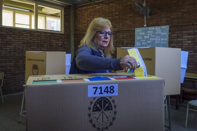 Una dona vota en una mesa electoral a l'Argentina