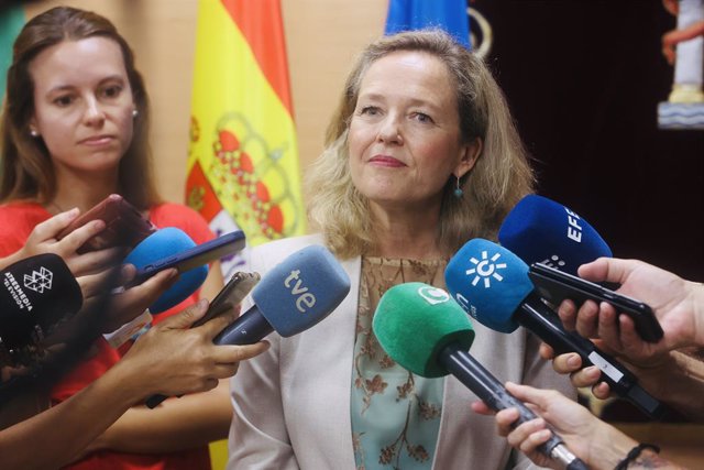 La vicepresidenta i ministra d'Economia en funcions, Nadia Calviño, aquest dissabte en unes declaracions als mitjans a Cadis