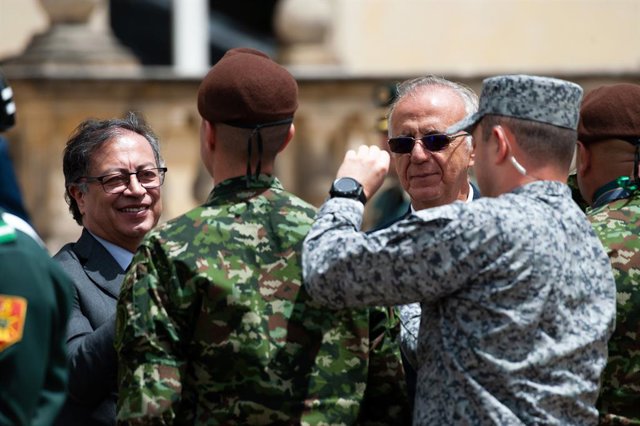 Archivo - El president de Colòmbia, Gustavo Petro, homenatja els militars que van rescatar els nens indígenes perduts a la selva 