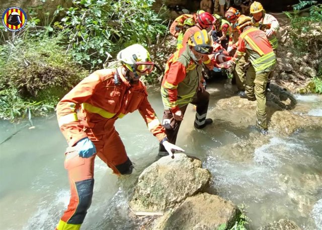 Bomberos rescatan a una persona en Anna (Valencia)