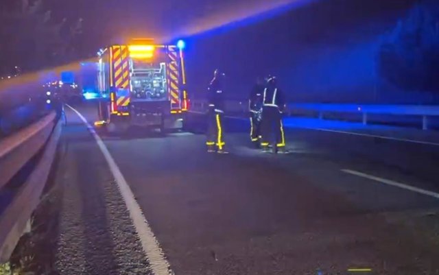 Un joven de 223 años muere en un accidente de moto en San Fernando de Henares, Madrid.