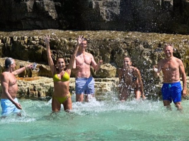 Naty Abascal posando junto a su familia durante las vacaciones de verano.