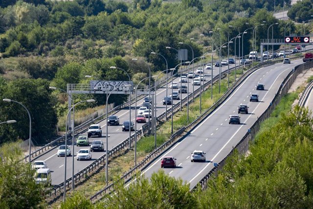 Varios coches circulan en la autovía A-3, a 11 de agosto de 2023, en Madrid (España).