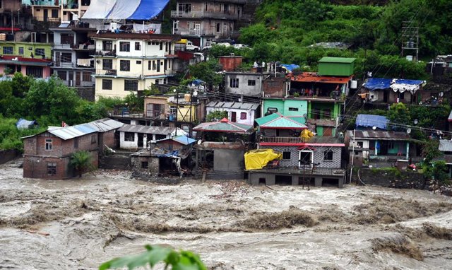 Archivo - Una zona inundada en Mandi, en el estado indio de Himachal Pradesh, en julio