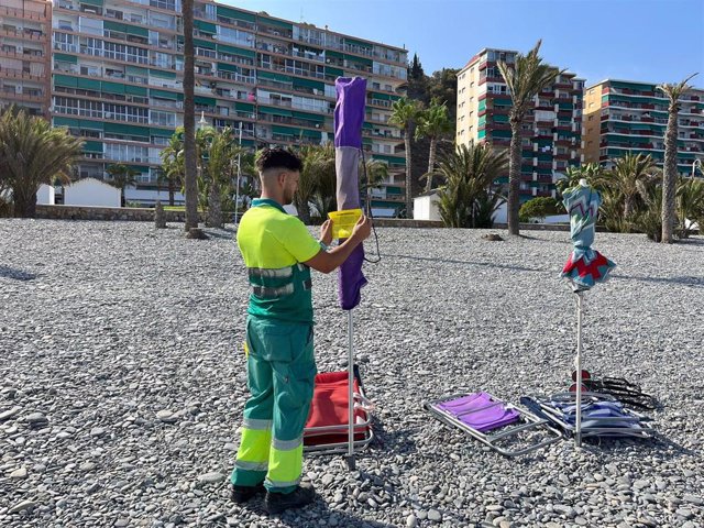 Operario de Playas señaliza sombrillas este pasado fin de semana