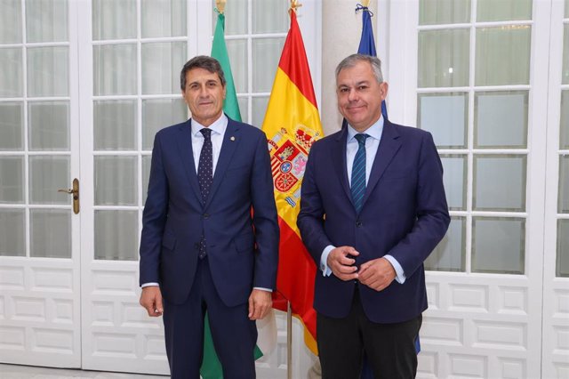 De izquierda a derecha, el delegado del Gobierno en Andalucía, Pedro Fernández, y el alcalde de Sevilla, José Luis Sanz, en el primer encuentro institucional.