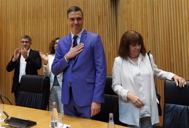 Archivo - El presidente del Gobierno y secretario general del PSOE, Pedro Sánchez y la presidenta del PSOE, Cristina Narbona (1d), a su llegada a una reunión con los diputados y senadores socialistas, en el Congreso, a 30 de mayo de 2023, en Madrid (Españ