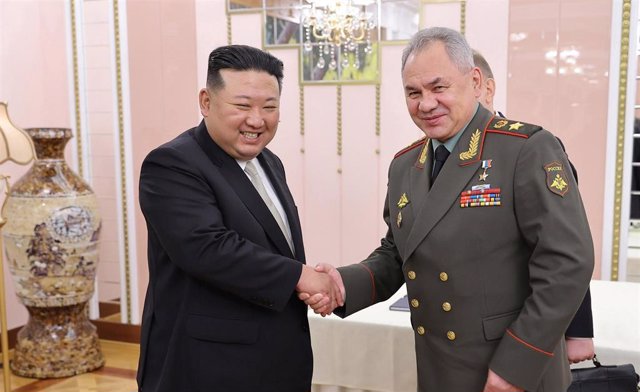 El mandatario de Corea del Norte, Kim Jong Un, y el ministro de Defensa ruso, Sergei Shoigu