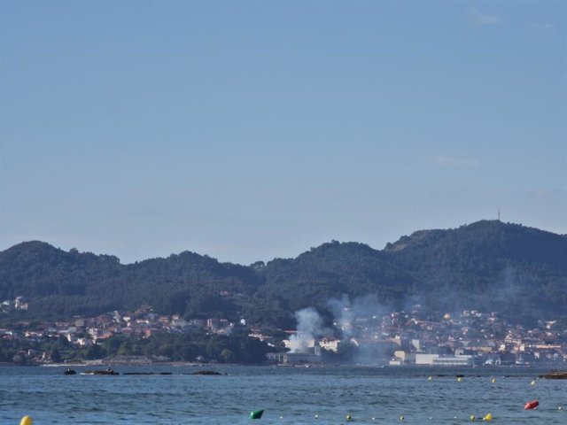 Incendio en el entorno de la antigua conservera de Massó, en Cangas (Pontevedra), visto desde Vigo.