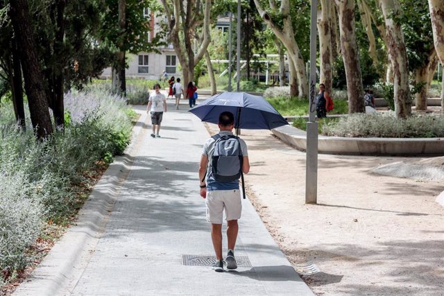 Varias personas pasean por Plaza España, a 9 de agosto de 2023, en Madrid (España). 