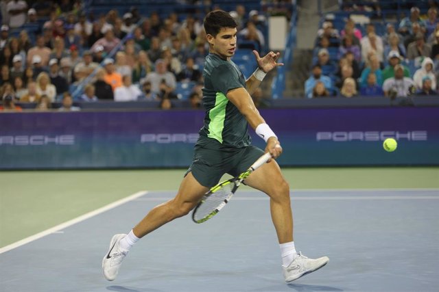 15 August 2023, US, Mason: Spanish tennis player Carlos Alcaraz in action against Australia's Jordan Thompson during their men's singles round of 32 tennis match of Western & Southern Open. Photo: Wally Nell/ZUMA Press Wire/dpa