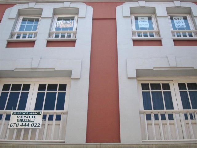 Archivo - Los Colegios de Agentes Inmobiliarios prevén un segundo semestre "a merced" del BCE y la formación de un nuevo Gobierno. 