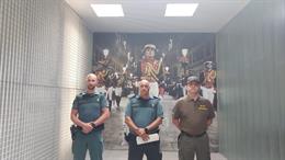 El bomber del Ibanat detenido junto a agentes de la Guardia Civil.