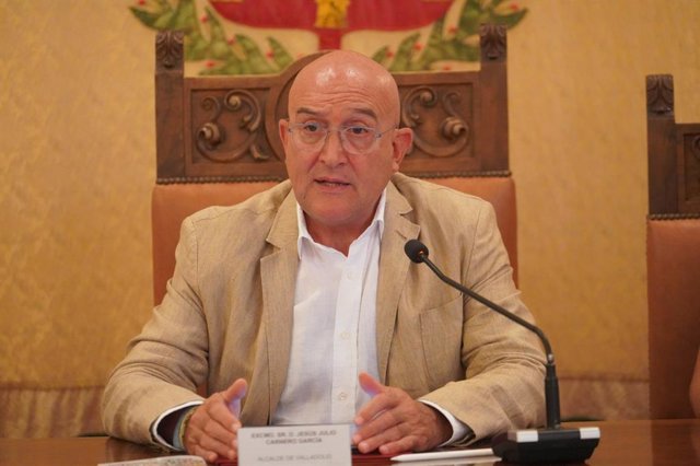 El alcalde de Valladolid, Jesús Julio Carnero, ve aún prematura determinar la suerte del edificio de la calle Goya 32, devastado por una explosión de gas el pasado día 1 de agosto.