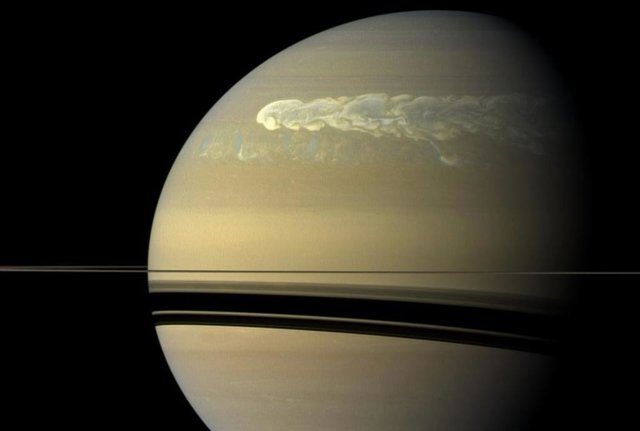 Una gran tormenta domina la superficie sin rasgos distintivos de Saturno en una imagen tomada por la nave espacial Cassini el 25 de febrero de 2011