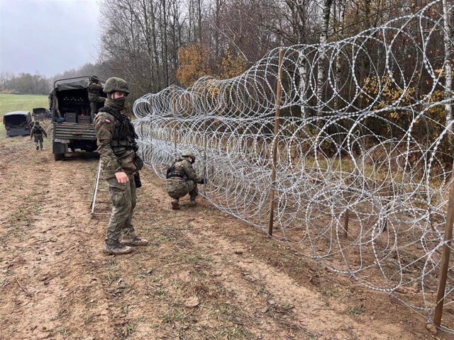 Archivo - El Ejército polaco, en labores de construcción de una nueva cerca en la frontera con Bielorrusia.