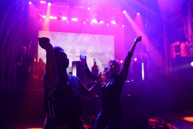 Archivo - Dos personas bailan