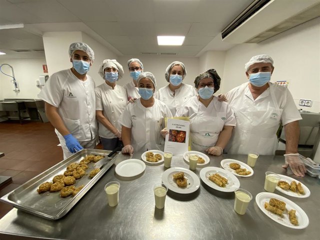 Personal de cocina en el taller de cocina árabe