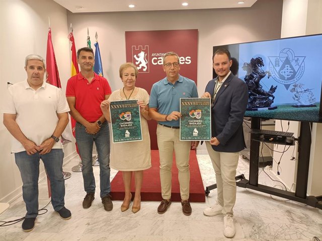 El alcalde en funciones, Emilio Borrega, junto a miembros del CP Cacereño y la Asociación Fraternal San Jorge