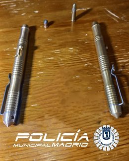 Hallan dos 'boli-pistolas' al detenido por agredir a un hombre anoche en un restaurante de Usera
