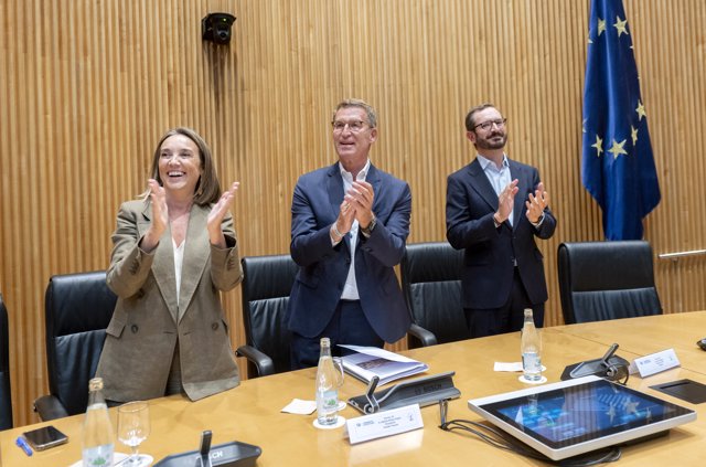 Cuca Gamarra, el presidente del Partido Popular, Alberto Núñez Feijóo, y el portavoz del PP en el Senado, Javier Maroto, preside la reunión de los grupos parlamentarios del PP del Congreso y el Senado, en Madrid (España).