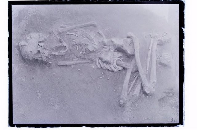 Una fotografía de los restos humanos antiguos encontrados en las ruinas de Hirota. Una característica notable de los restos es el uso de muchos accesorios de concha, indicativos de la cultura y el comercio de la región en ese momento.