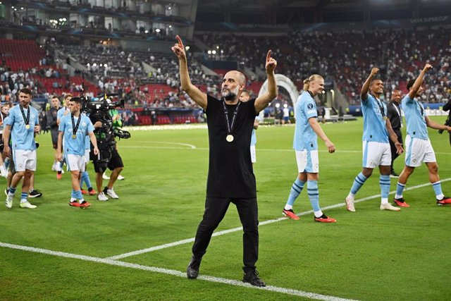 Pep Guardiola celebrando el título de la Supercopa de Europa tras vencer al Sevilla FC.