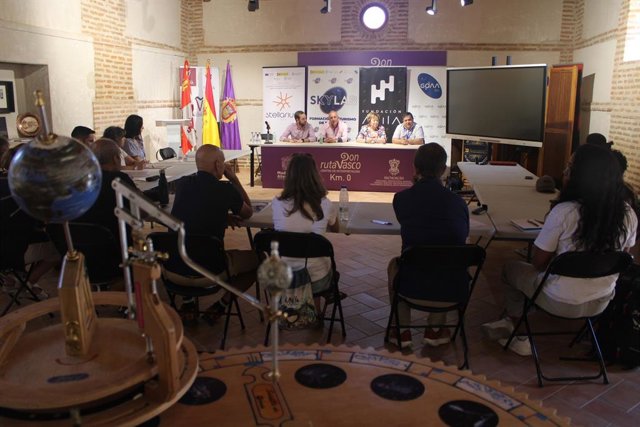 Skylab llega a Madrigal de las Altas Torres para profesionalizar el sector del astroturismo .