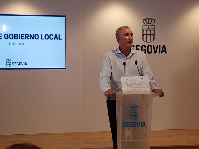 El alcalde José Mazarías, con los datos de tráfico recogidos la pasada semana.