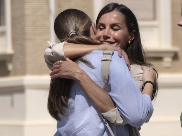 La Princesa de Asturias, Leonor, se despide  de su madre la Reina Letizia, a la llegada a la Academia General Militar de Zaragoza