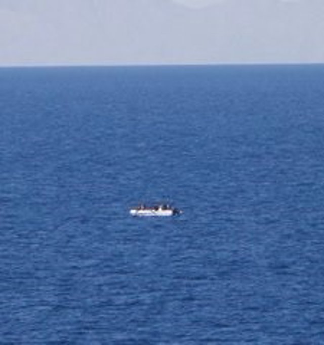 Archivo - Una patera localizada en aguas de Almería