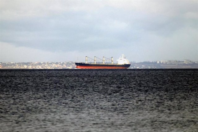 Archivo - Barco de carga en el mar Negro