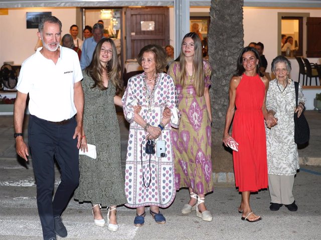 La Familia Real, posando de lo más sonriente tras cenar en el restaurante Mia, en Portitxol, el pasado 5 de agosto