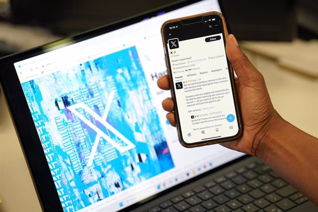 24 July 2023, United Kingdom, London: A person looks at the new logo for Twitter on an Apple iPhone in an office in London. 