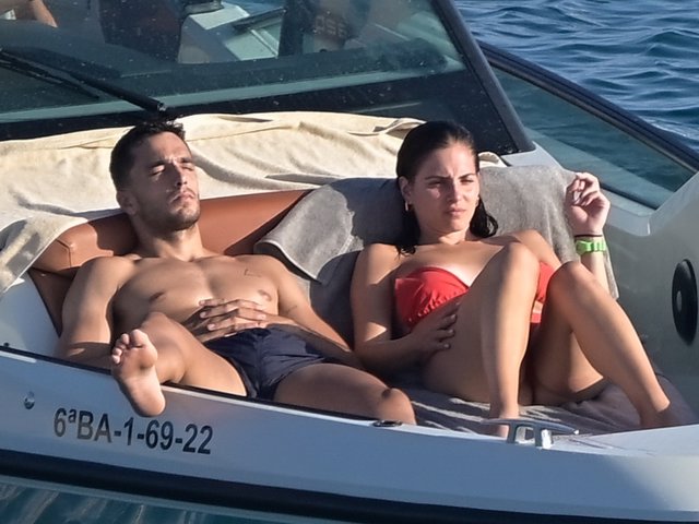 Andrea Duro y Álex Galán disfrutan de sus vacaciones en Ibiza a bordo de una pequeña embarcación