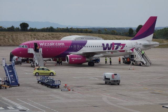 Archivo - Avión de Wizz Air.