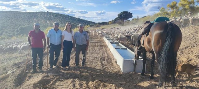 Lara, junto a ganaderos, en uno de los abrevaderos.