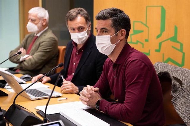 Archivo - El director gerente del servicio de Emergencias de Osakidetza, Oscar Aller (a la derecha)