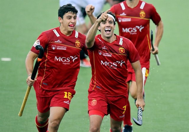 Quique González de Castejón celebra un gol con la selección española.