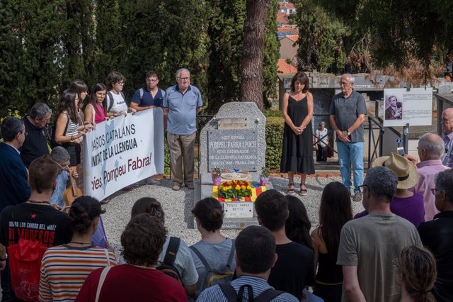 Dols, Mir, Erra i Casassas durant l'ofrena floral a la tomba de Pompeu Fabra a Prada de Conflent (França)