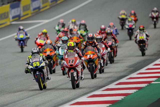 Archivo - Varios pilotos de Moto3, durante una carrera.