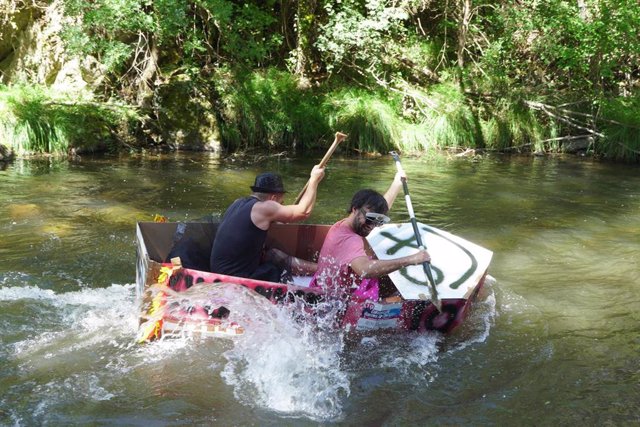 Los ganadores de la competición de barcos de cartón en el río Iregua