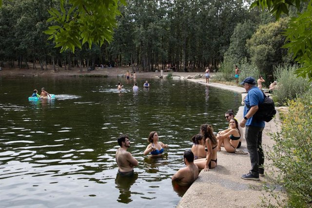 Varias personas se bañan en las Presillas, a 18 de agosto de 2023, en Rascafría, Madrid (España). Las Presillas son unas piscinas naturales de Rascafría, en el Valle de El Paular. Este lugar, de acceso gratuito, tiene una zona recreativa que cuenta con am