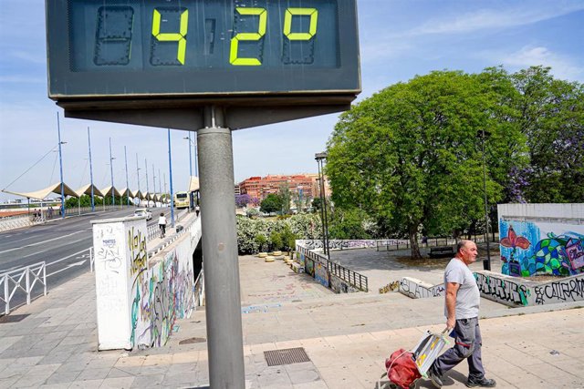 Archivo - Un termómetro urbano en el Puente del Cachorro marca 42 grados 
