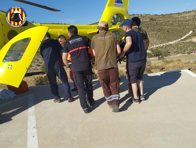Rescatan a una persona atrapada bajo un quad en Vallanca
