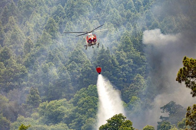 Un hidroavió treballa en l'extinció de l'incendi forestal a La Orotava, Tenerife (Canàries)