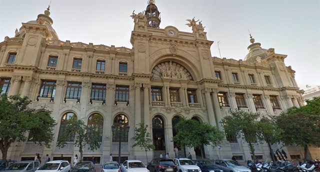 Archivo - Imagen del edificio de Correos en València