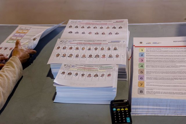 Archivo - Paperetes per votar en les eleccions generals de l'Equador a Madrid