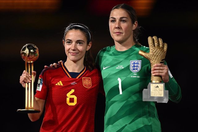 Aitana Bonmatí posa con su premio de mejor jugadora del Mundial junto a Mary Earps, mejor portera