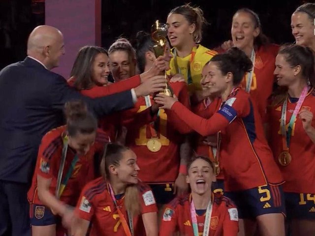 La Reina Letizia junto a la selección española de fútbol femenino
